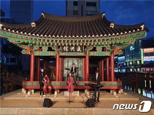 본문 이미지 - 문밴드의 원주 강원감영 앞 공연 자료 사진. (원주문화재단 제공.) ⓒ 뉴스1