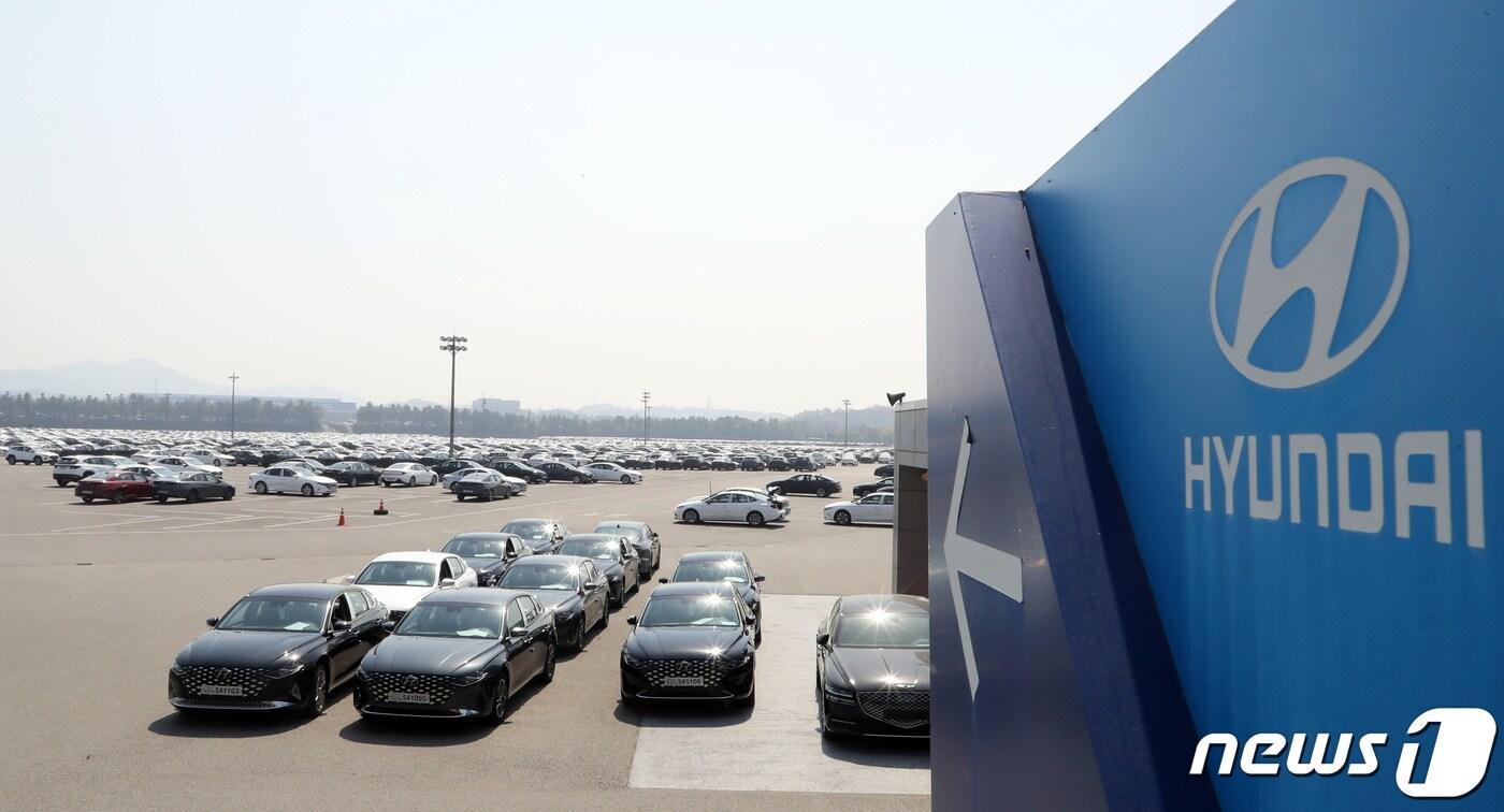 충남 아산시 현대차 아산공장 출고장에서 완성된 차량이 줄지어 세워져 있다.  /뉴스1 ⓒ News1 장수영 기자
