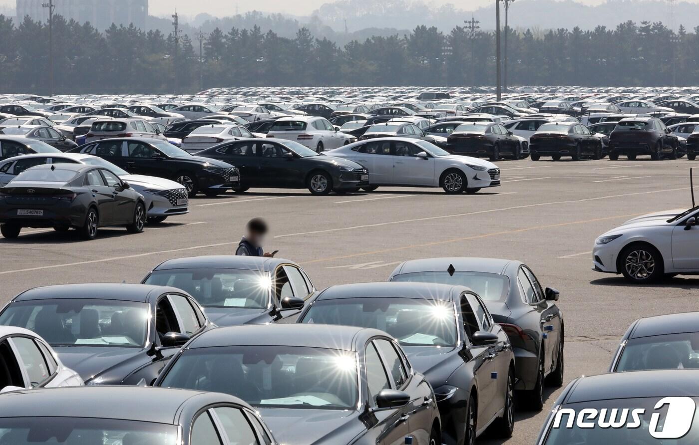 본문 이미지 - 충남 아산시 현대차 아산공장 출고장에서 완성된 차량이 줄지어 세워져 있다.(특정 기사내용과는 무관한 자료사진) ⓒ News1 장수영 기자