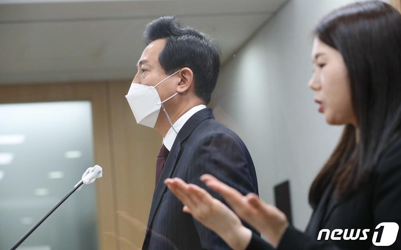 본문 이미지 - 오세훈 서울시장이 20일 오전 서울 중구 서울시청 브리핑룸에서 고(故) 박원순 전 시장 재직 시절 성희롱·성폭력 피해자 관련 내용을 발표하고 있다. 2021.4.20/뉴스1 ⓒ News1 박정호 기자