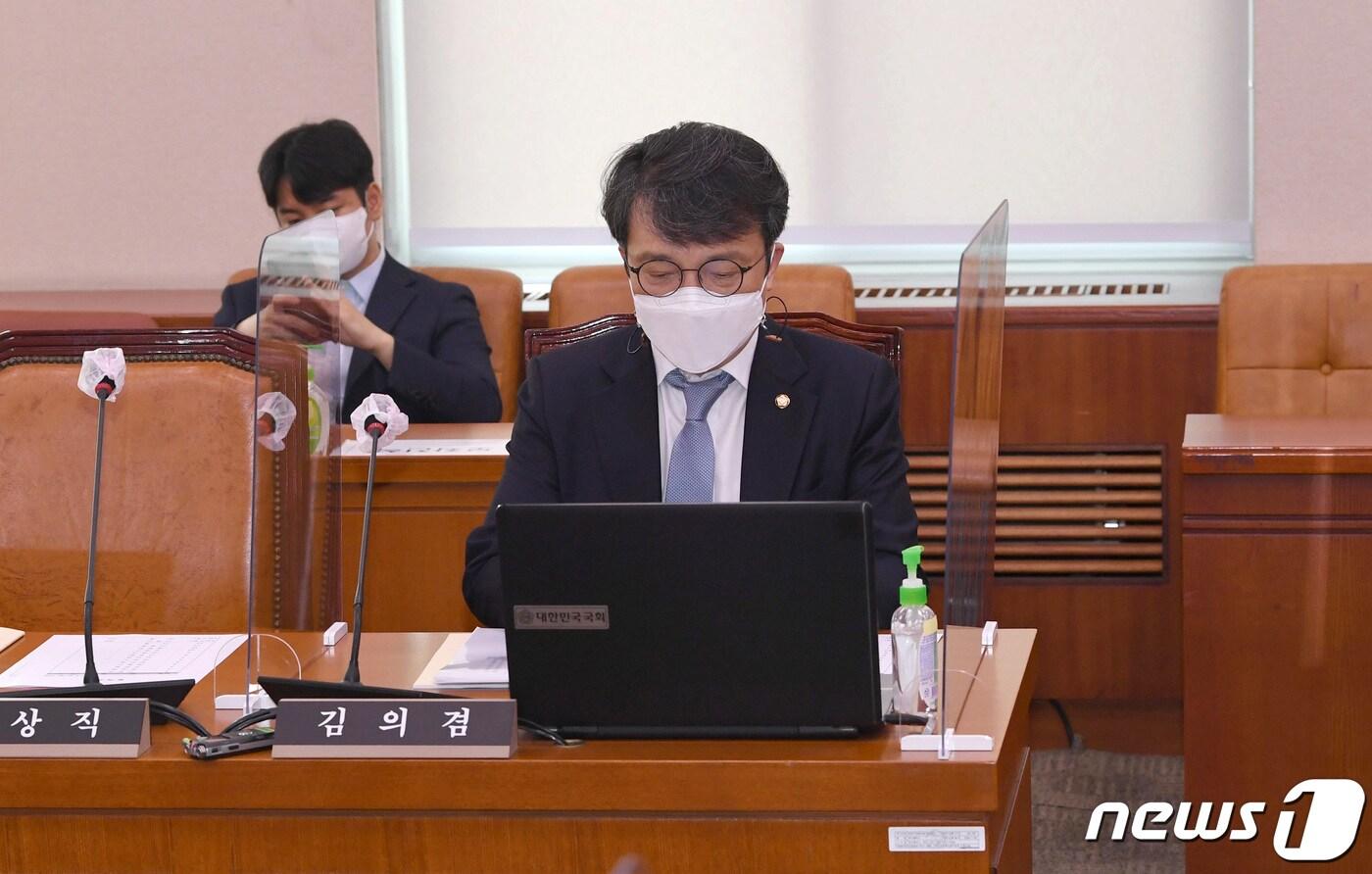 본문 이미지 - 20일 오전 서울 국회 문화체육관광위원회 전체회의에서 열린 자연유산의 보존 및 활용에 관한 법률안에 대한 공청회에 김의겸 의원이 참석해 있다. 2021.4.20/뉴스1 ⓒ News1 구윤성 기자