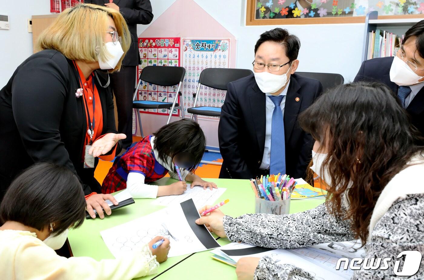 박범계 법무부 장관이 20일 인천시 중구 영종도 출입국외국인지원센터를 방문해 미얀마 재정착난민 아동 교육을 확인하고 있다. 이 아이들은 지난해 11월 말레이시아에서 유엔을 통해 국내로 오게 된 미얀마 난민 가정의 아이들이며, 센터에서 6개월간 교육을 받은 후 한국에서 생활할 예정이다. 2021.4.20/뉴스1 ⓒ News1 정진욱 기자