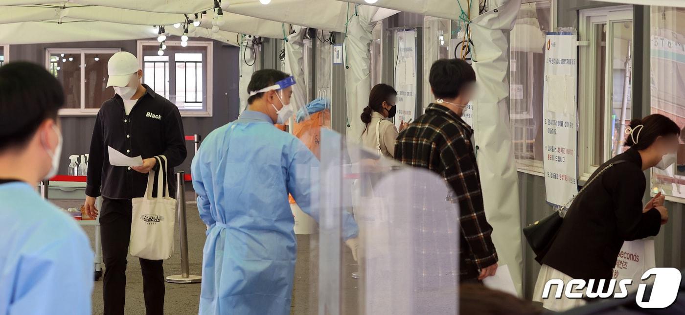 본문 이미지 - 20일 오후 서울 중구 서울역 광장에 마련된 신종 코로나바이러스 감염증(코로나19) 임시 선별검사소에서 시민들이 코로나19 검사를 받고 있다. 2021.4.20/뉴스1 ⓒ News1 조태형 기자