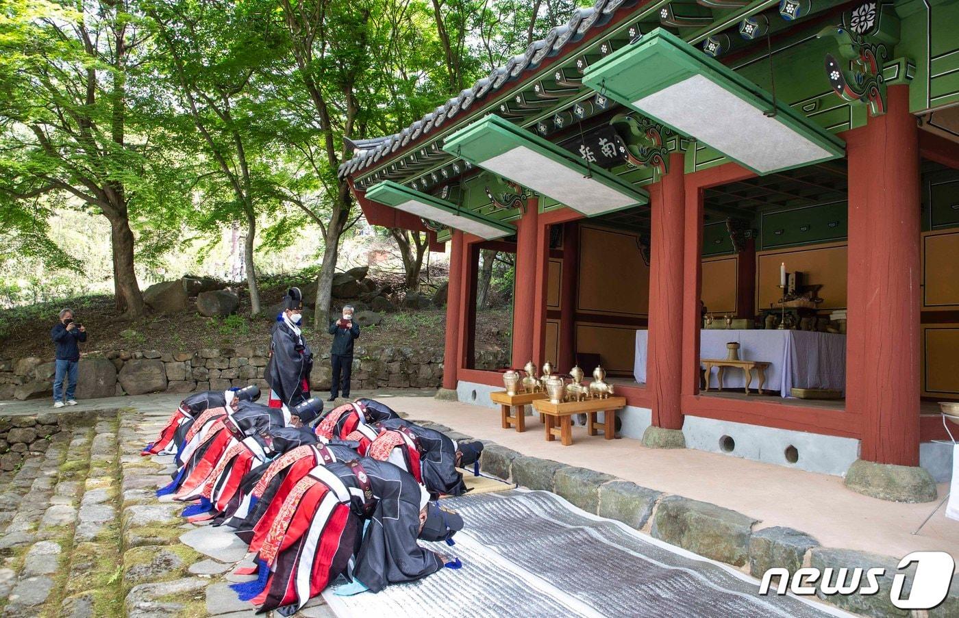 본문 이미지 - 20일 오전 화엄사 경내 남악사에서 지리산남악제례가 진행됐다.(구례군 제공)2021.4.20/ ⓒ 뉴스1
