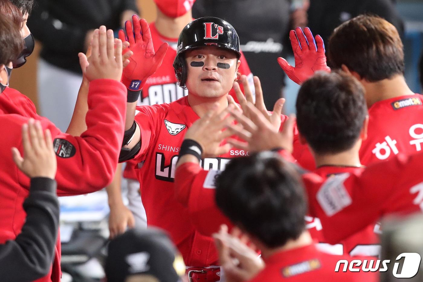 본문 이미지 - 20일 오후 대구 삼성라이온즈파크에서 열린 '2021 프로야구 신한은행 SOL KBO리그' 삼성 라이온즈와 SSG 랜더스의 경기, 8회초 1사 상황 SSG 2번타자 추신수가 1점 홈런을 때린 뒤 더그아웃에서 동료들의 축하를 받고 있다. 2021.4.20/뉴스1 ⓒ News1 공정식 기자