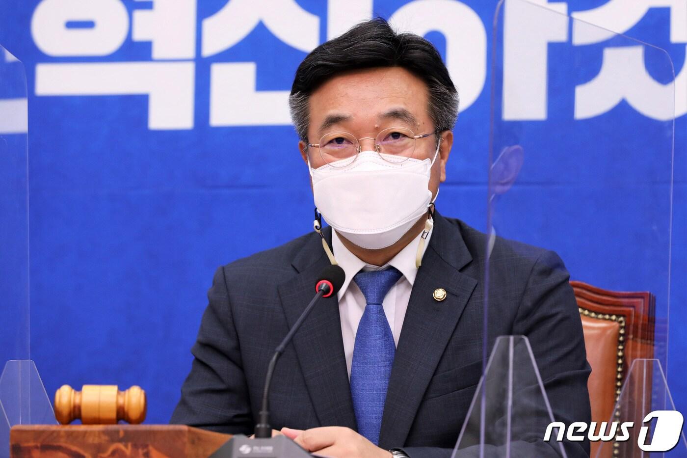 본문 이미지 - 윤호중 더불어민주당 원내대표 겸 비상대책위원장이 21일 오전 서울 여의도 국회에서 열린 비대위에서 모두발언을 하고 있다. 2021.4.21/뉴스1 ⓒ News1 오대일 기자