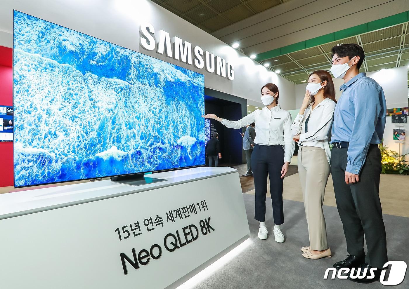 본문 이미지 - 21일 서울 강남구 코엑스에서 열린 '월드IT쇼 2021' 삼성전자관에서 관람객이 Neo QLED 8K의 화질을 체험하고 있다. (삼성전자 제공) 2021.4.21/뉴스1
