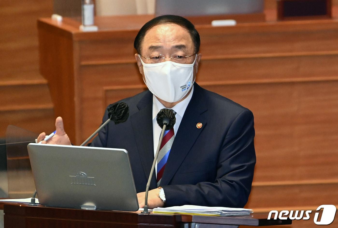 본문 이미지 - 홍남기 국무총리 직무대행이 21일 오후 서울 여의도 국회에서 열린 제386회 국회(임시회) 제3차 본회의 교육·사회·문화분야 대정부 질문에 출석해 유의동 국민의힘 의원의 질의에 답변하고 있다. 2021.4.21/뉴스1 ⓒ News1 구윤성 기자
