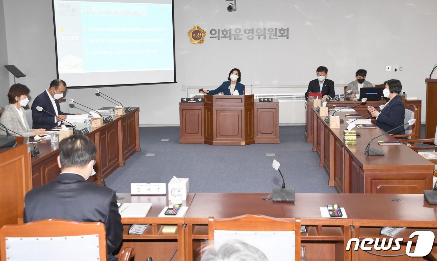 본문 이미지 - 광주시의회 광주복지연구원장 인사청문특별위원회가 지난 21일 오전 회의를 열어 특위 활동을 지원할 전문가를 위촉하고 소관 업무계획을 보고받고 있다. (광주시의회 제공)2021.4.21/뉴스1 ⓒ News1