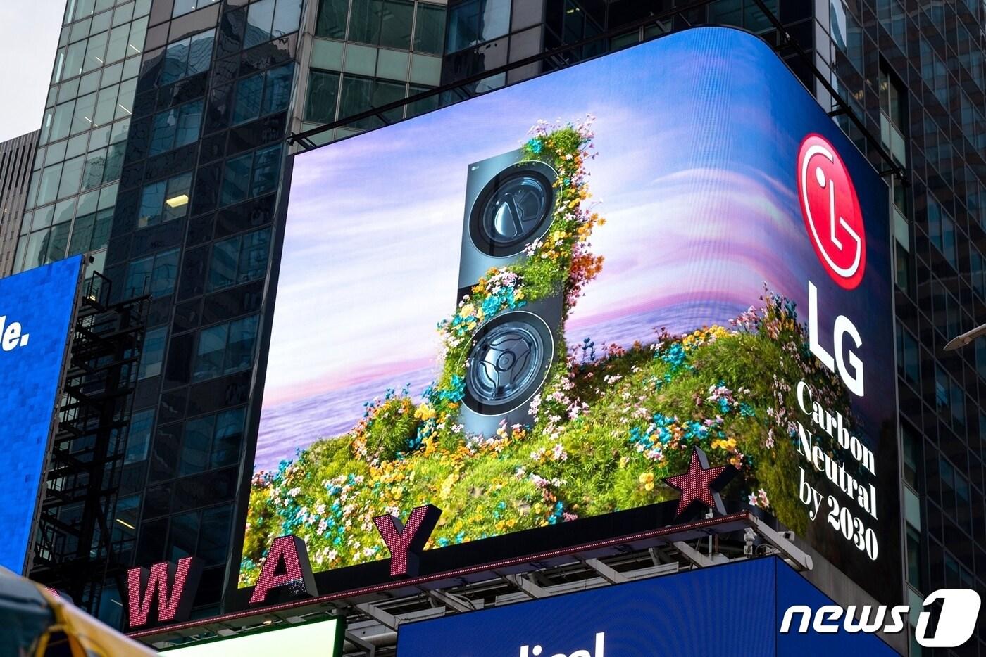 미국 뉴욕 맨해튼 타임스스퀘어 전광판에 소개된 LG전자의 탄소중립 캠페인 모습. (LG전자 제공)/뉴스1