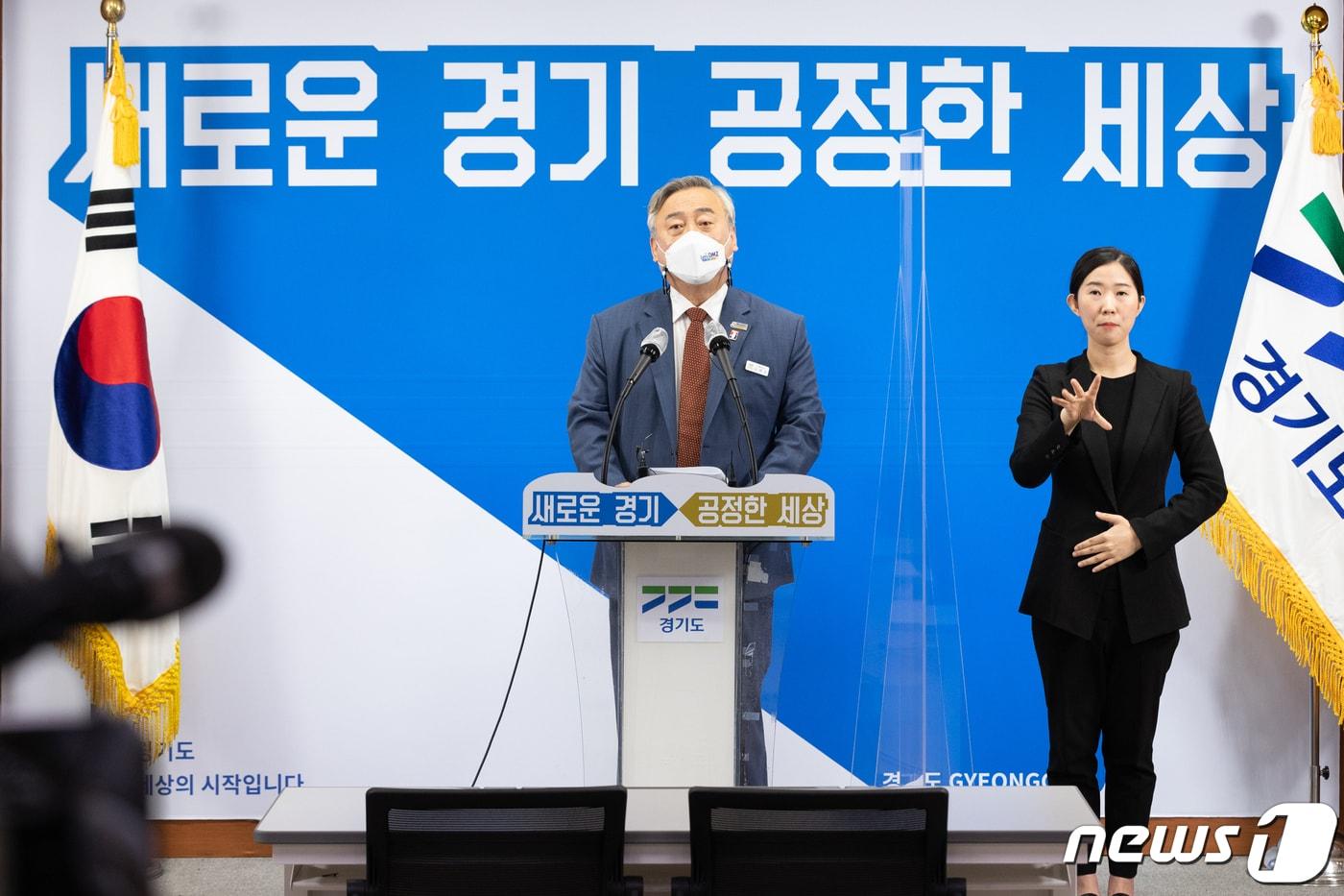 본문 이미지 - 이재강 경기도 평화부지사는 22일 오전 경기도청에서 임동원 조직위원장, 김명곤 집행위원장, 김의성 홍보대사와 함께 온라인 기자회견을 갖고 이 같은 내용의 ‘2021 Let’s DMZ 평화예술제‘ 계획을 발표했다.(경기도 제공) ⓒ 뉴스1