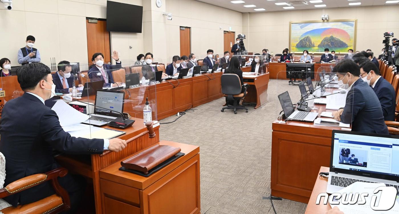 본문 이미지 - 윤관석 국회 정무위원장이 22일 오전 서울 여의도 국회에서 정무위원회 전체회의를 주재하고 있다. /뉴스1 ⓒ News1 구윤성 기자
