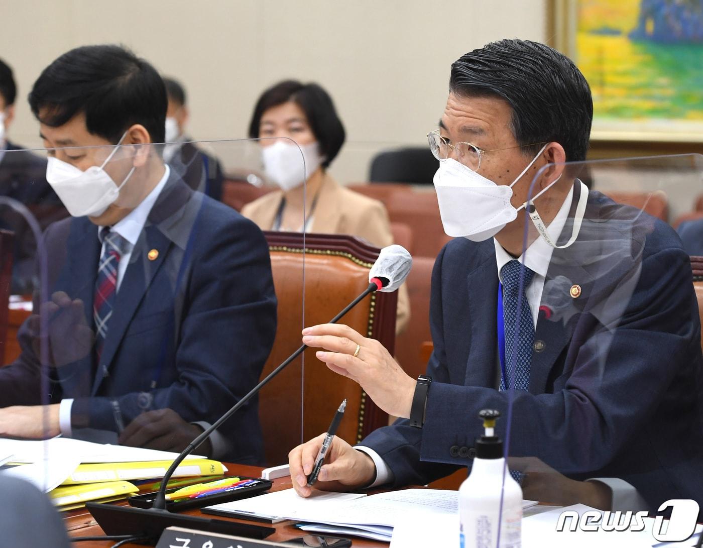 본문 이미지 - 은성수 금융위원장이 22일 오전 서울 여의도 국회에서 열린 제386회 국회(임시회) 제1차 정무위원회 전체회의에서 의원 질의에 답하고 있다. 2021.4.22/뉴스1 ⓒ News1 구윤성 기자