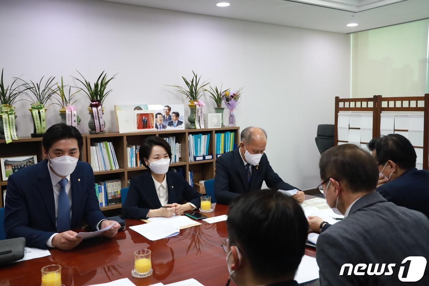 고양지역 국회의원인  한준호(왼쪽부터), 홍정민, 이용우 의원이 홍정민 의원실에서 국토부 관계자(2차관)와 면담을 갖고 인천2호선의 일산연장을 4차 국가철도망 계획에 포함시켜 줄 것을 요구하고 있다. ⓒ 뉴스1