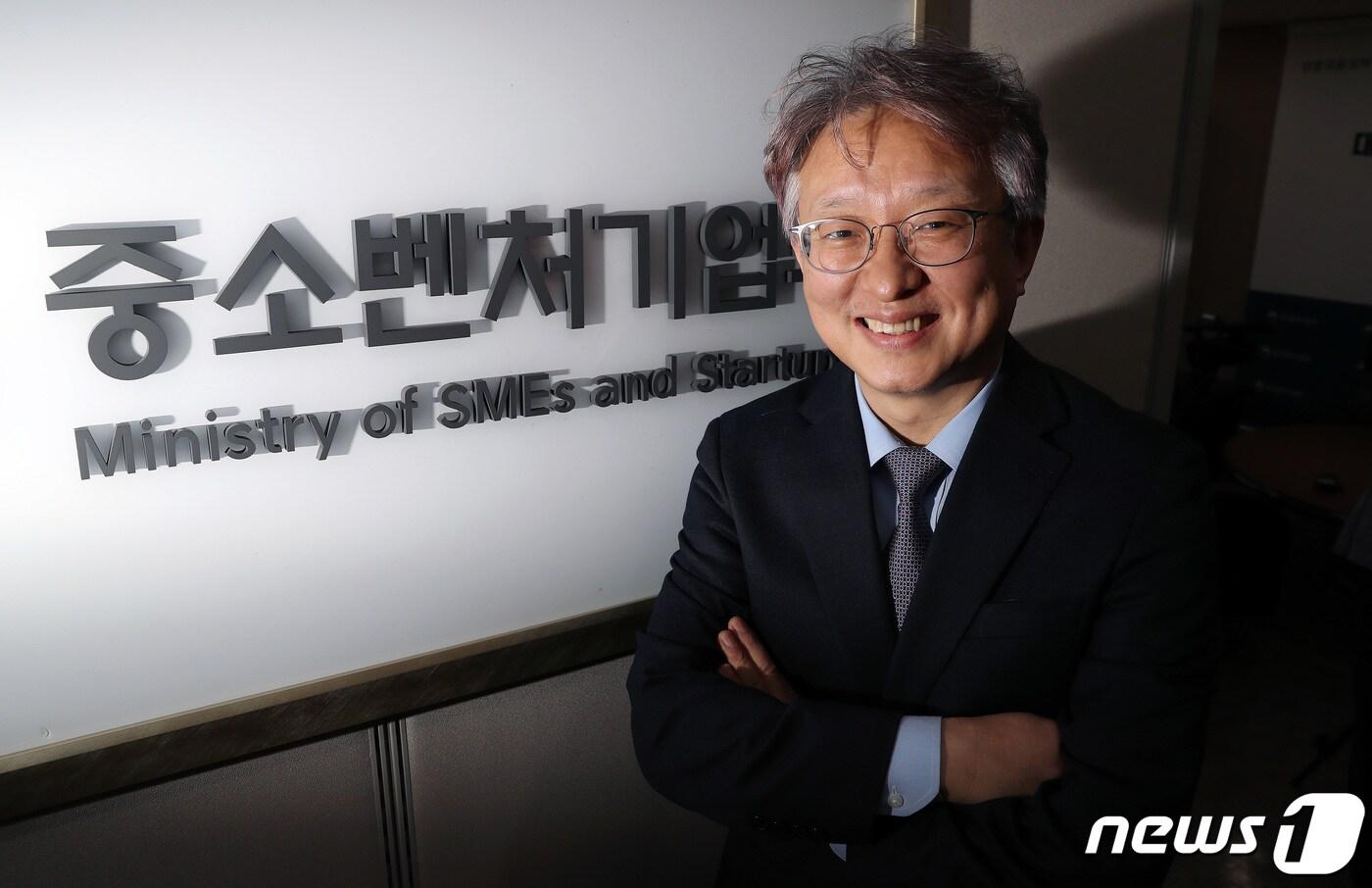 본문 이미지 - 권칠승 중소벤처기업부 장관이 22일 서울 영등포구 중기부 서울영상회의실에서 뉴스1과 인터뷰 직전 포즈를 취하고 있다. 이날 인터뷰는 취임 후 첫 언론 인터뷰다. 2021.4.22/뉴스1 ⓒ News1 이동해 기자