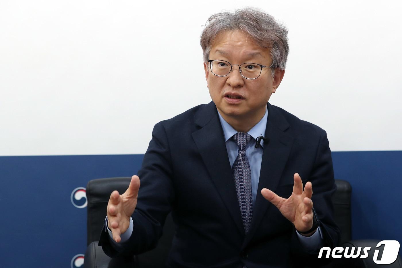 본문 이미지 - 권칠승 중소벤처기업부 장관이 22일 서울 영등포구 중기부 서울영상회의실에서 뉴스1과 취임 후 첫 언론 인터뷰를 하고 있다. 2021.4.22/뉴스1 ⓒ News1 이동해 기자