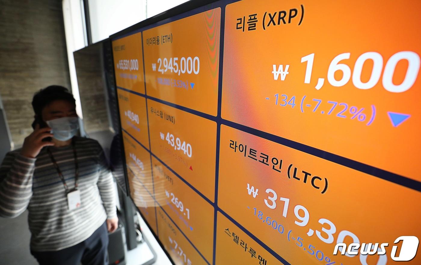 22일 서울 강남구 빗썸 강남고객센터 시황판 앞에서 직원이 전화 통화를 하고 있다. 비트코인은 22일 오후 1시 현재(한국시간 기준) 글로벌 코인 시황을 중계하는 코인마켓캡에서 24시간 전보다 4.93% 급락한 5만3427달러를 기록, 이로써 비트코인 시총은 9924억 달러로 시총 1조 달러가 깨졌다. 2021.4.22/뉴스1 ⓒ News1 박정호 기자
