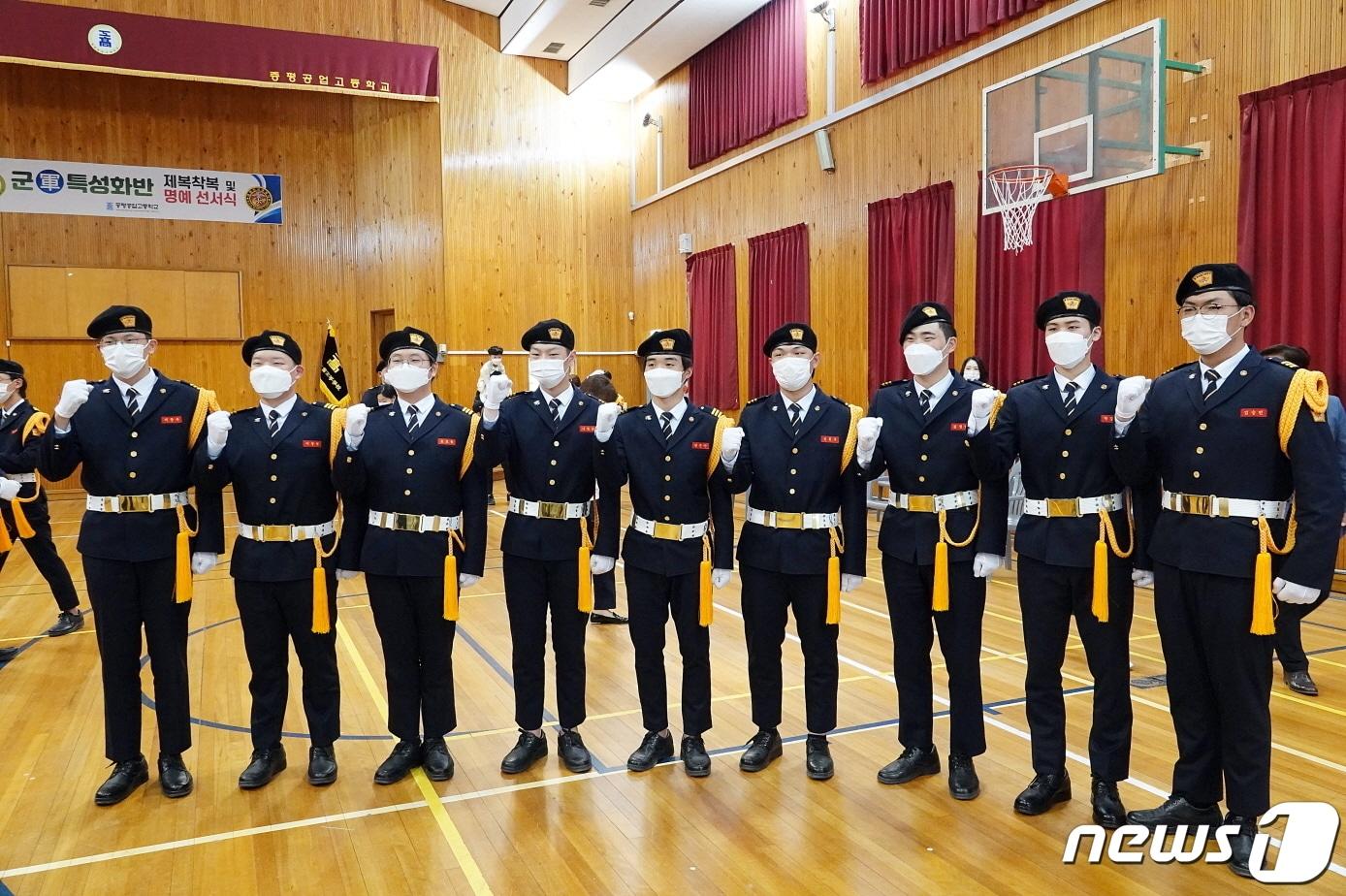 본문 이미지 - 2019년 국방부로부터 기술부사관 양성 '공병운용병과 군특성화고'에 선정된 충북 증평공업고등학교(교장 김호형)가 22일 교내 강당에서 관계자, 학부모들이 참석한 가운데 군 특성화 과정 2기 발대식을 열었다.2021.04.22.ⓒ 뉴스1