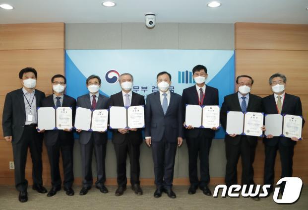 본문 이미지 - 류혁 법무부 감찰관이 지난 21일 정부과천청사에서 제3기 법무부 청렴시민감사관 6명에게 위촉장을 수여하고 기념촬영을 하고 있다.(법무부 제공) ⓒ 뉴스1