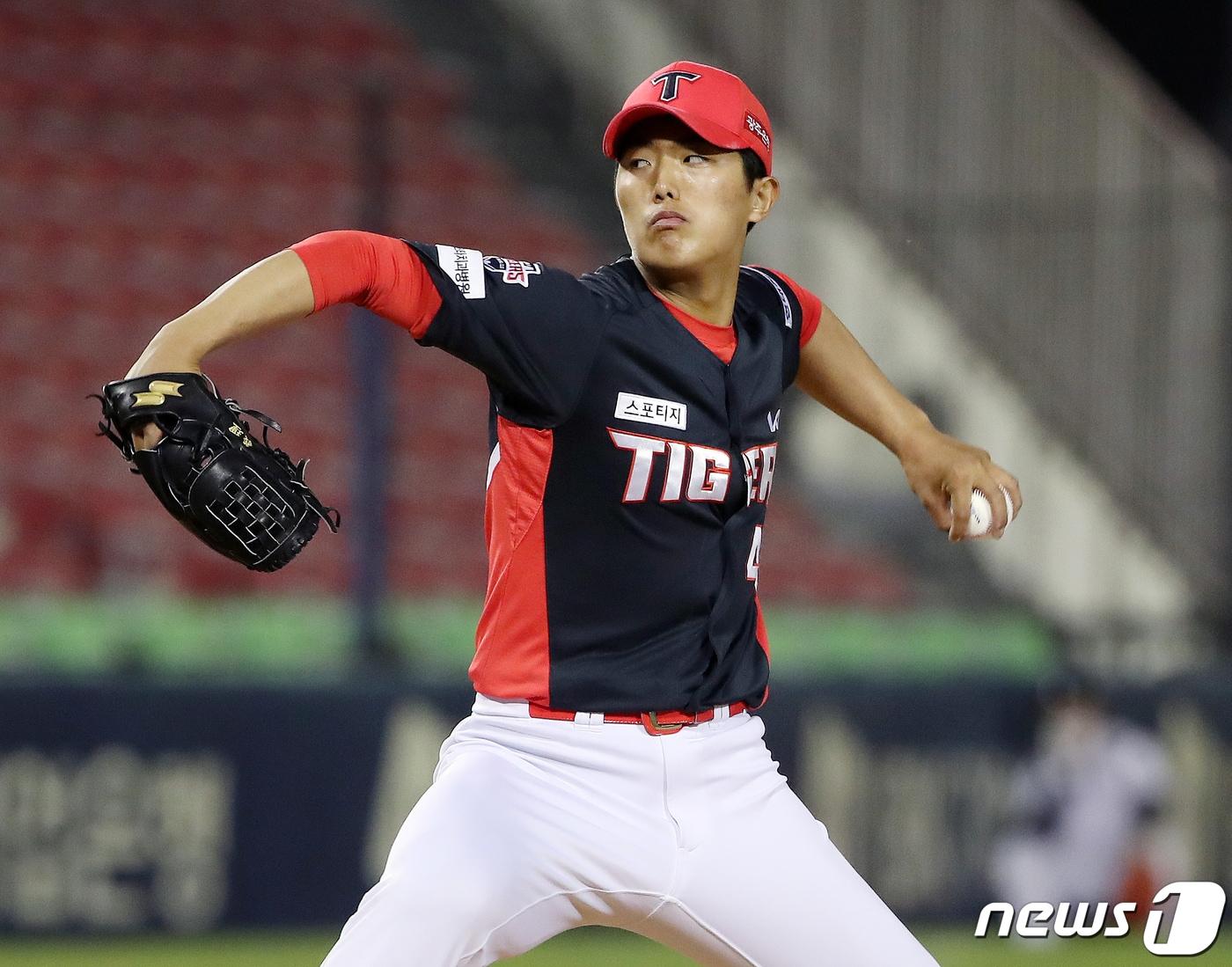 본문 이미지 - 22일 서울 잠실야구장에서 열린 ‘2021 신한은행 SOL KBO리그’ LG트윈스와 KIA타이거즈의 경기에서 KIA 선발 이의리가 7회말 힘차게 공을 던지고 있다. 2021.4.22/뉴스1 ⓒ News1 김진환 기자
