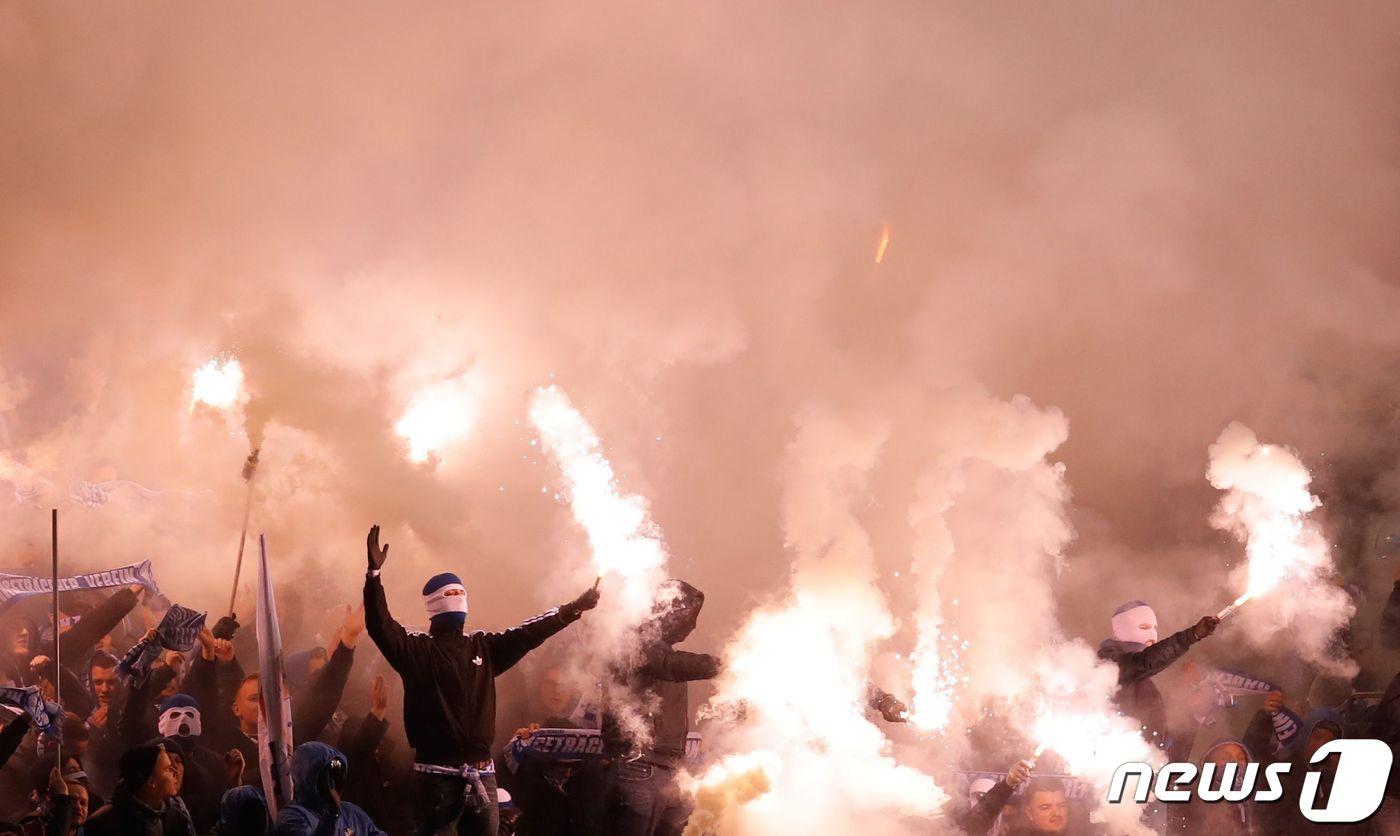 분데스리가 샬케04 팬들이 자신의 팀 선수들을 폭행했다. ⓒ AFP=뉴스1