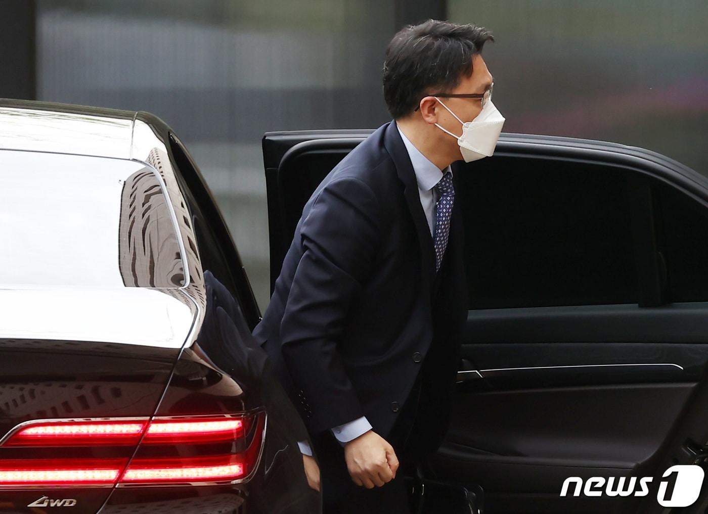본문 이미지 - 김진욱 고위공직자범죄수사처장이 23일 오전 경기도 과천시 정부과천청사 내 고위공직자범죄수사처로 출근하고 있다. 2021.4.23/뉴스1 ⓒ News1 김영운 기자