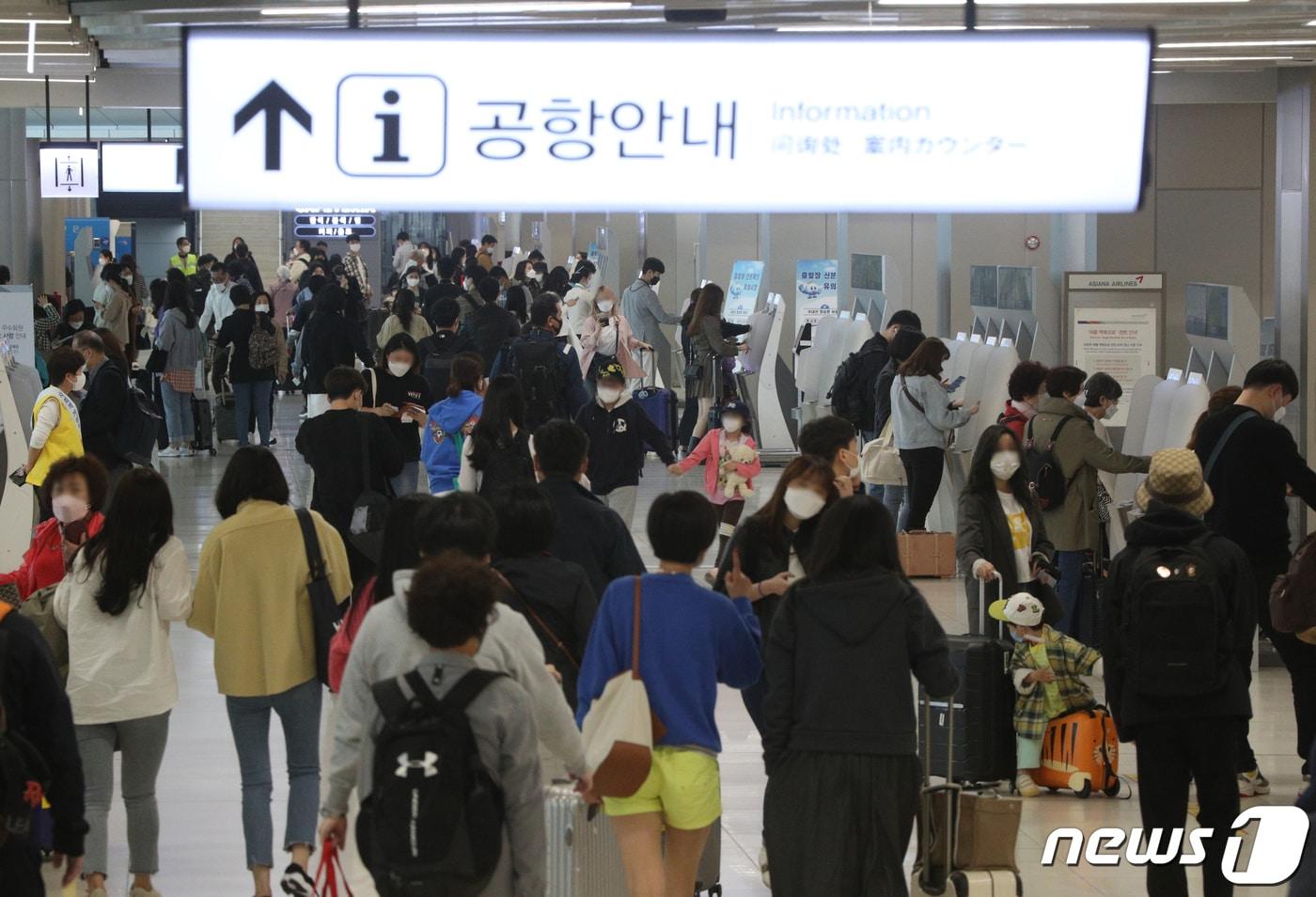 신종 코로나바이러스 감염증(코로나19) 4차 대유행 경고등이 켜진 가운데 23일 오전 서울 강서구 김포공항 국내선이 여행을 떠나는 시민들로 북적이고 있다. 2021.4.23./뉴스1 ⓒ News1 신웅수 기자