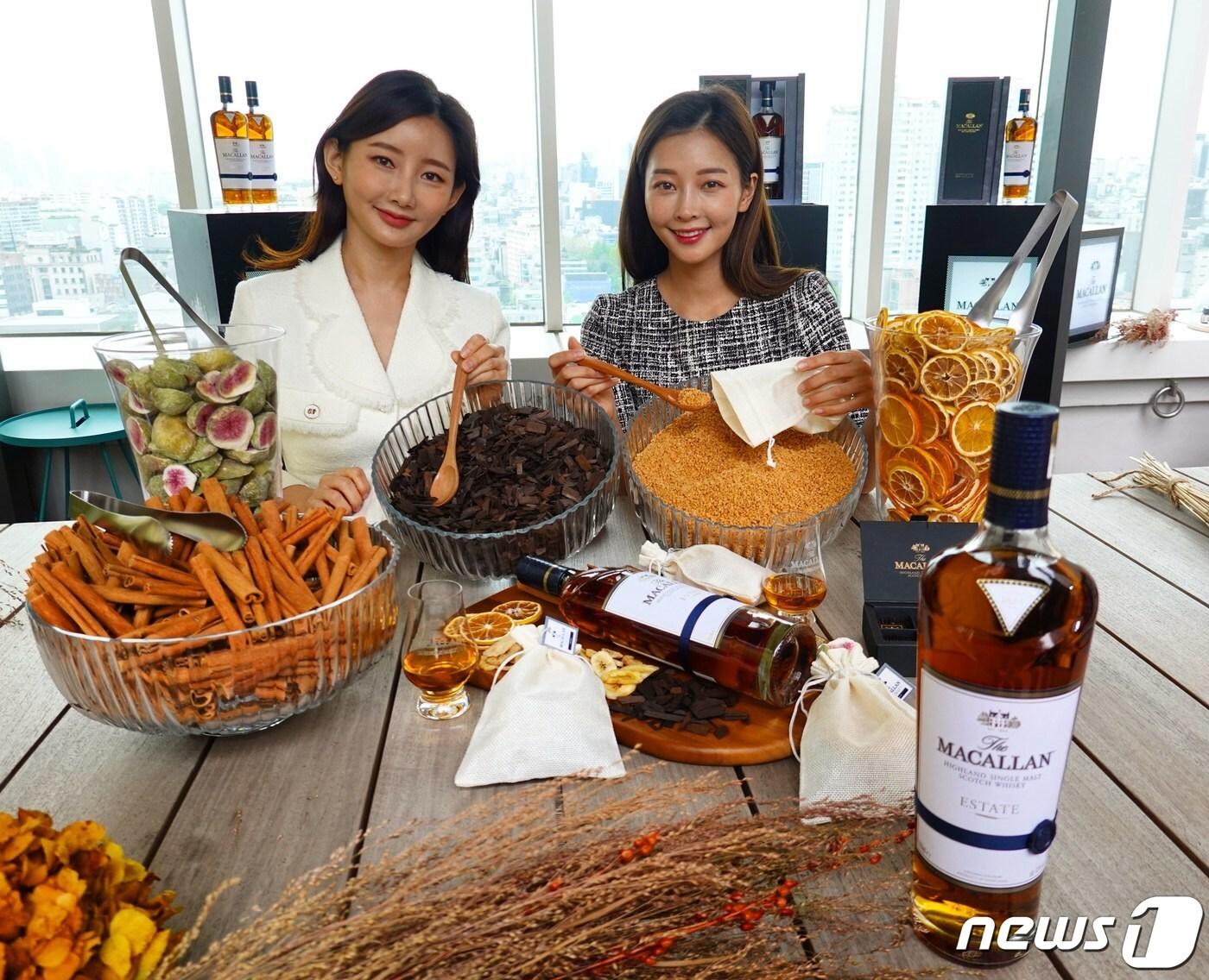 본문 이미지 - 맥캘란 수입·유통사 디앤피스피리츠가 프리미엄 싱글몰트 위스키 맥캘란 에스테이트를 23일 국내 정식 출시하면서 체험행사를 서울 강남구 신사동 안다즈 서울 강남호텔에서 열고 있다. 모델들이 위스키 주요 재료인 보리 앞에서 포즈를 취하고 있다. ⓒ 뉴스1 황덕현 기자