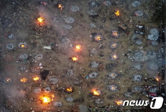 본문 이미지 - 인도 델리 화장터. ⓒ 로이터=뉴스1