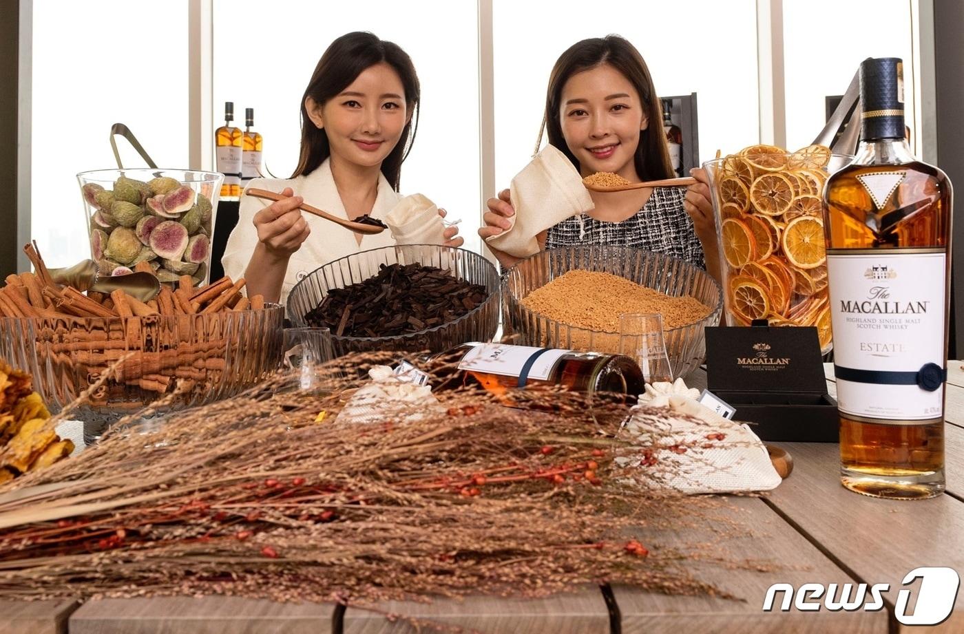 본문 이미지 - 지난해 디앤피스피리츠는 맥캘란 에스테이트 출시를 기념해 고객 초청 행사를 진행했다. (디앤피스피리츠 제공) 2021.4.23/뉴스1