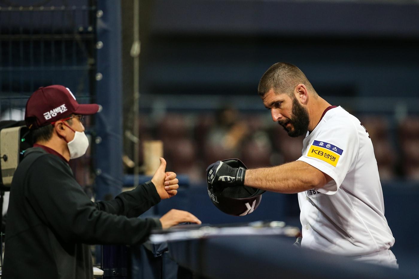 키움 히어로즈 외국인 타자 데이비드 프레이타스(오른쪽)는 포수로 출전한 첫 KBO리그 경기에서 불안감을 노출했다.(키움 히어로즈 제공) ⓒ 뉴스1