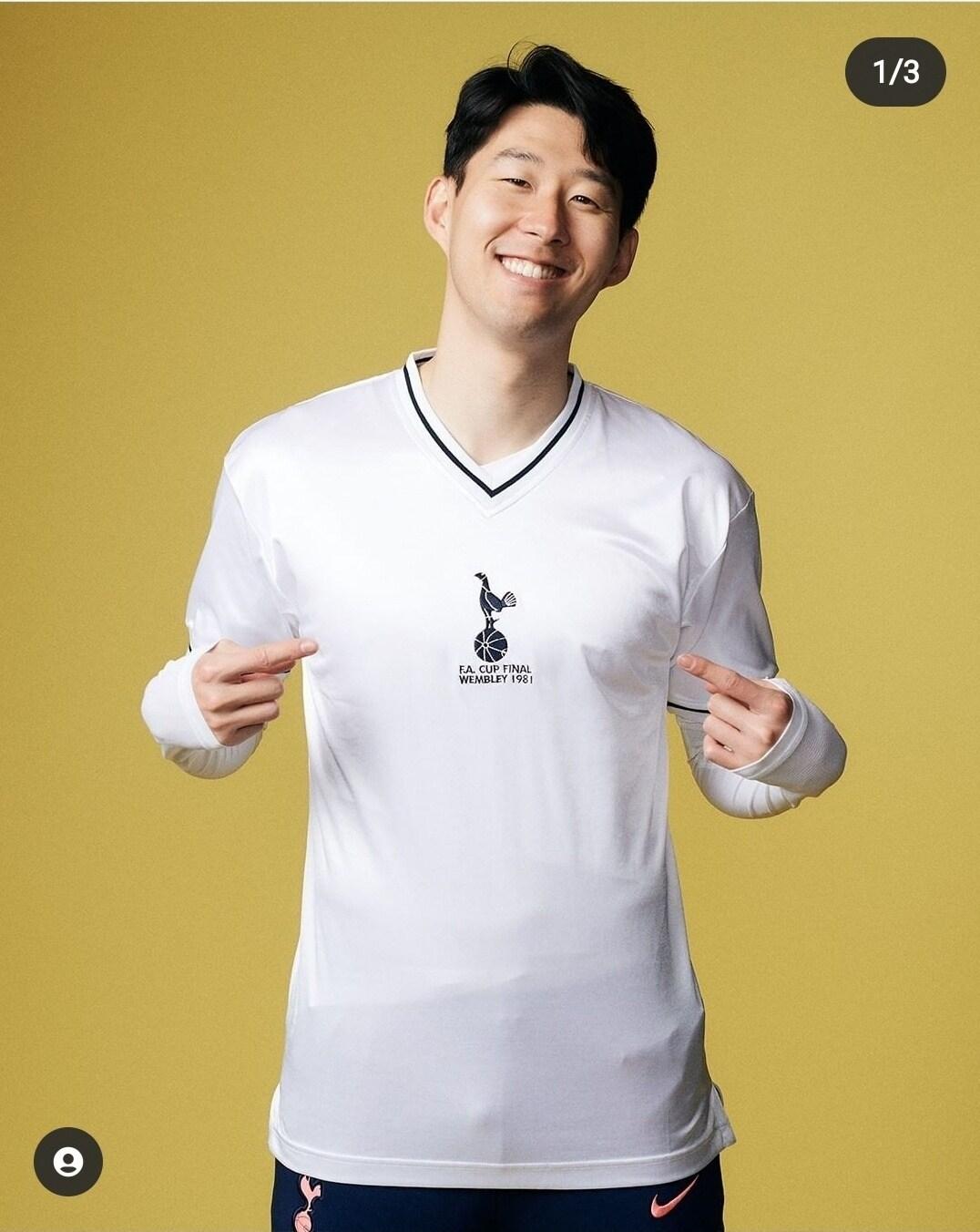 본문 이미지 - 수탉 로고 100주년 유니폼을 입은 손흥민. (토트넘 홋스퍼 구단 SNS ) ⓒ 뉴스1