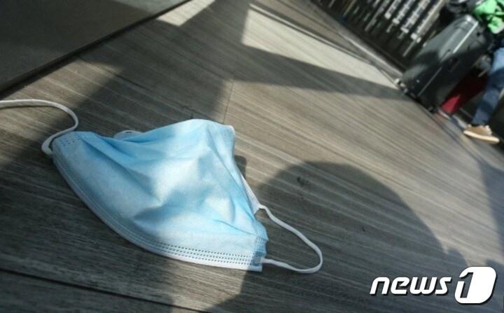 본문 이미지 - 범인은 마스크를 벗은채 기침을 하는 방법으로 동료에게 코로나를 감염시킨 것으로 알려졌다. ⓒ 로이터=뉴스1