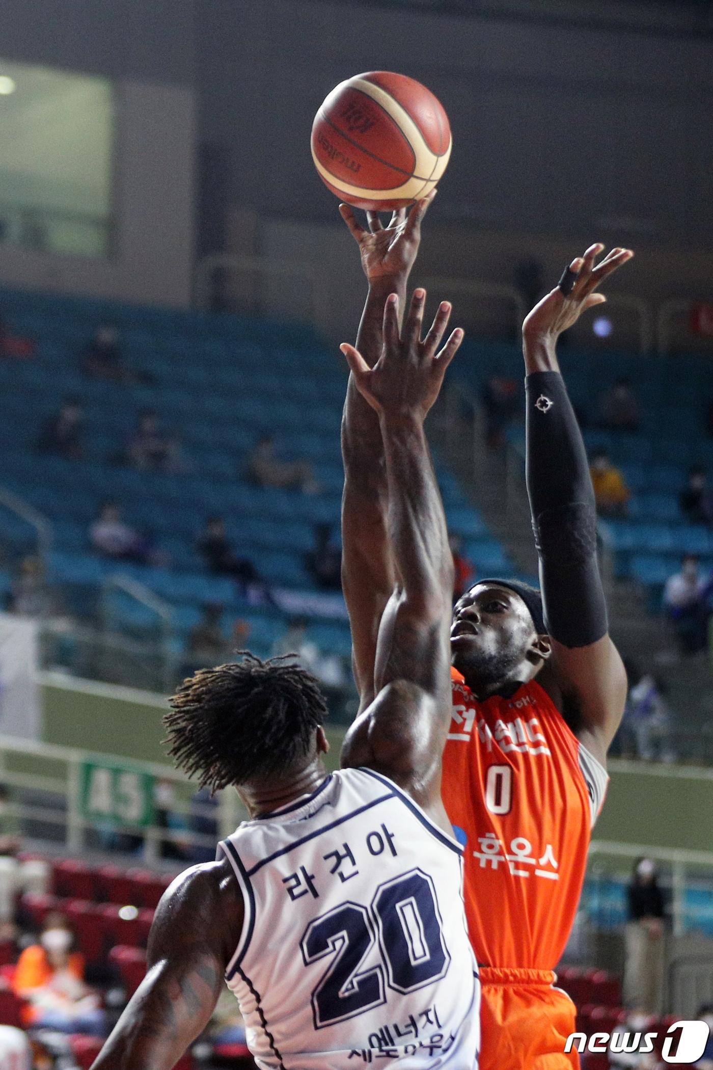 본문 이미지 - 25일 오후 인천 부평구 삼산월드체육관에서 열린 프로농구 '2020-2021 현대모비스 KBL'4강 플레이오프 3차전 인천 전자랜드와 전주 KCC의 경기에서 전자랜드 모트리가 슛을 하고 있다. 2021.4.25/뉴스1 ⓒ News1 황기선 기자