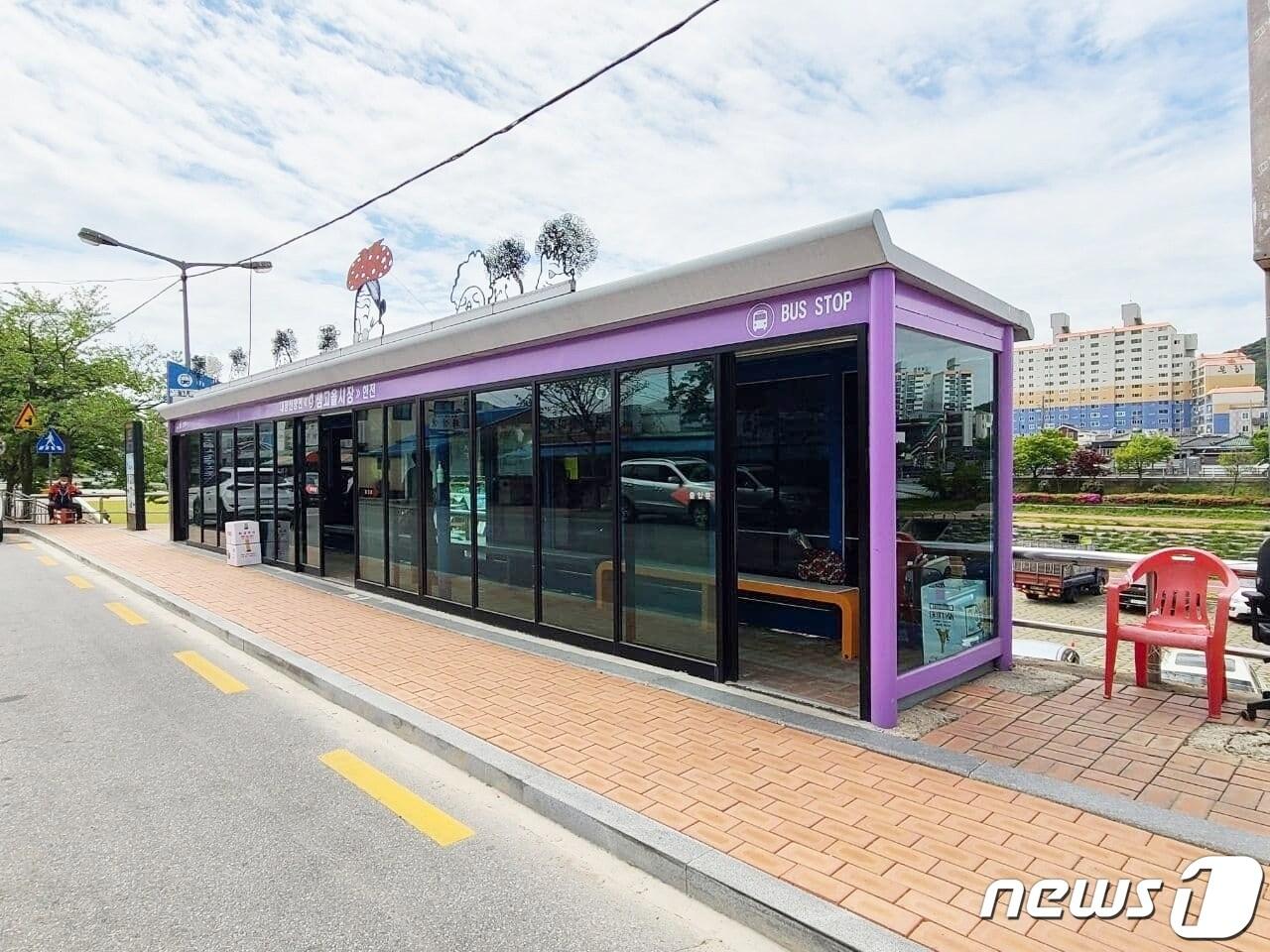 본문 이미지 - 전북 정읍시가 국토교통부 공모사업인 ‘생활밀착형 도시재생 스마트기술 지원 사업’에 최종 대상지로 선정됐다. 스마트 기술이 활용된 버스정류장.ⓒ 뉴스1