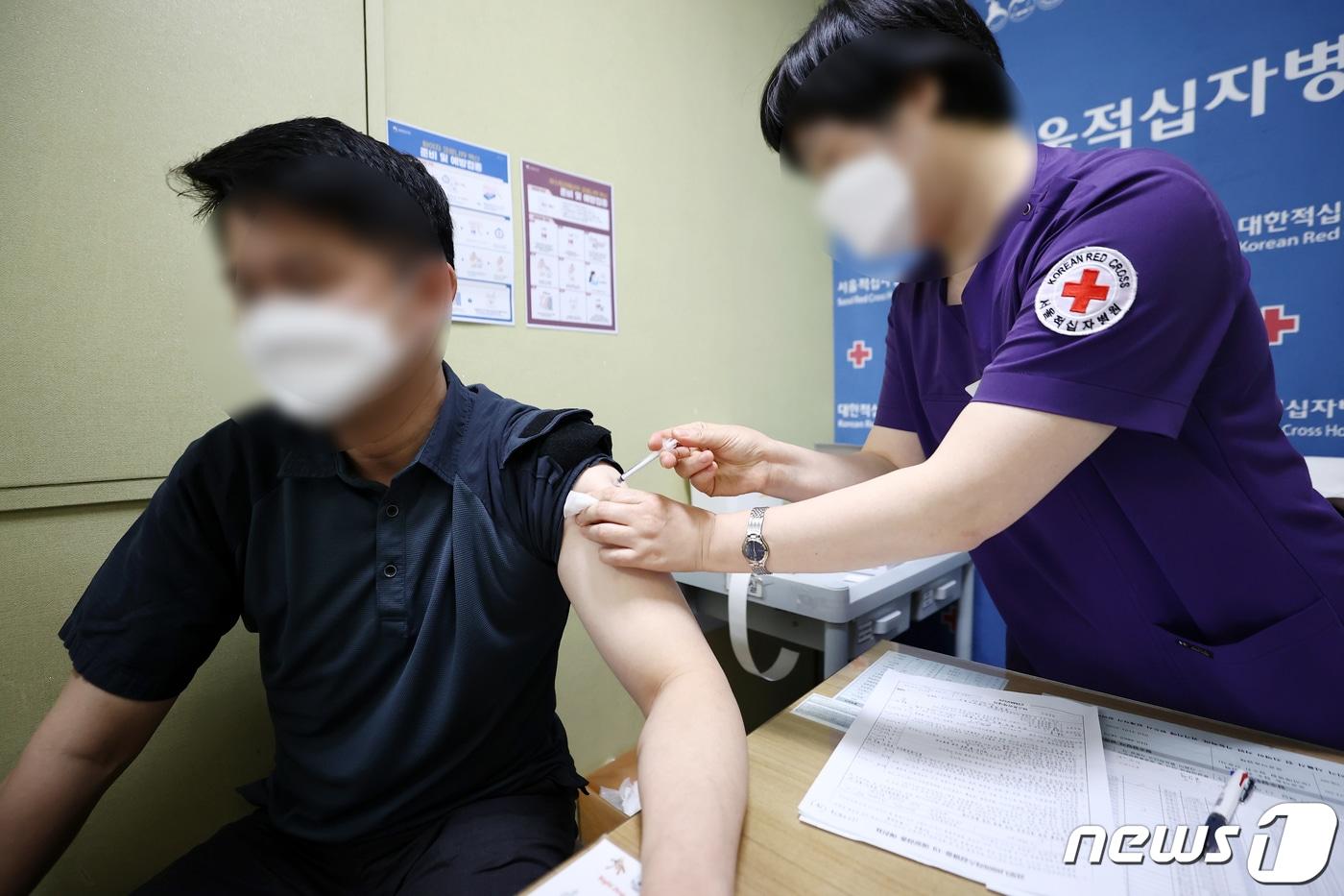 경찰·소방 공무원 등 사회필수인력의 신종 코로나바이러스 감염증(코로나19) 백신접종이 시작된 지난 2021년 4월 26일 오전 서울 종로구 적십자병원에서 경찰 공무원들이 접종을 하고 있다. 2021.4.26/뉴스1 ⓒ News1 이재명 기자