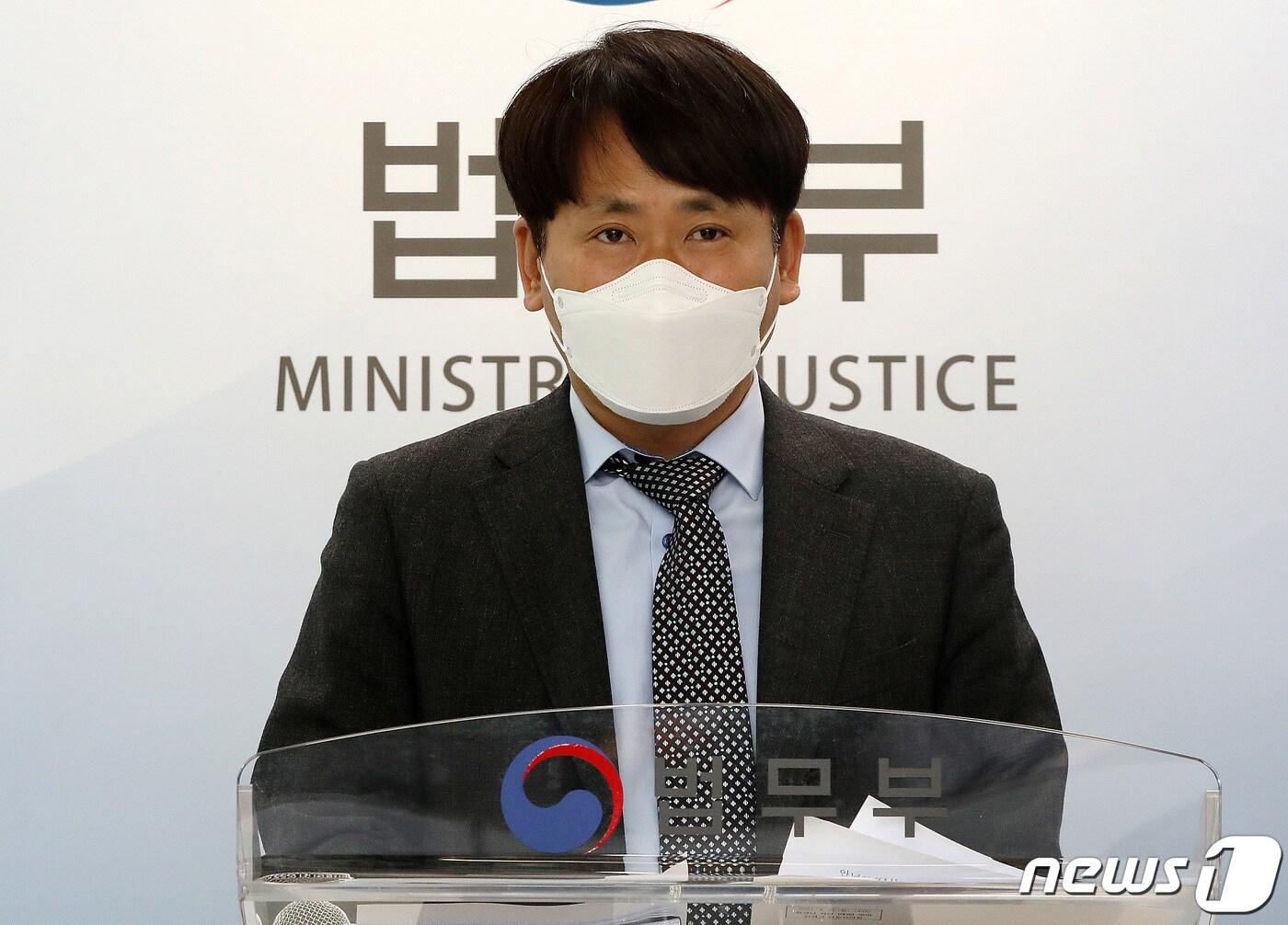 본문 이미지 - 이상갑 법무부 인권국장이 26일 오후 서울 서초구 서울고등검찰청 의정관에서 박범계 법무부 장관 취임 100일을 맞이해 아동학대 대응, 형사공공변호인 제도 등과 관련해 브리핑을 하고 있다. 2021.4.26/뉴스1 ⓒ News1 박세연 기자
