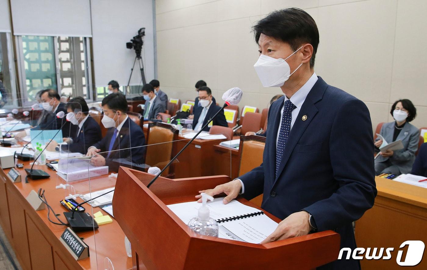 본문 이미지 - 김강립 식품의약품안전처장이 지난 4월 26일 오후 서울 여의도 국회에서 열린 보건복지위원회 전체회의에서 업무보고를 하고 있다. 2021.4.26/뉴스1 ⓒ News1 오대일 기자