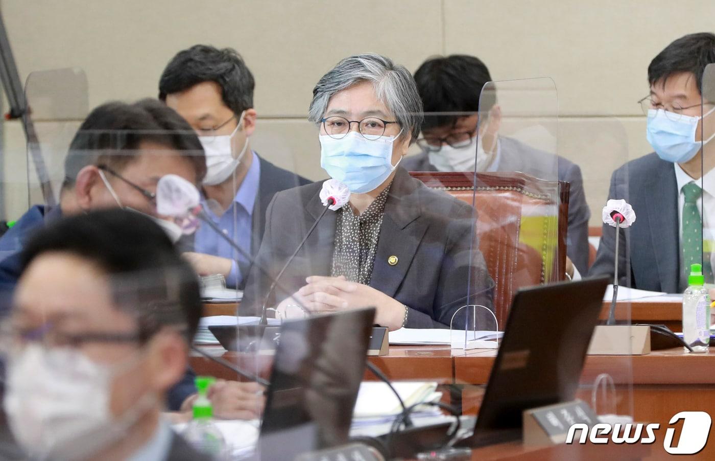 본문 이미지 - 정은경 질병관리청장이 26일 오후 서울 여의도 국회에서 열린 보건복지위원회 전체회의에서 의원 질의에 답하고 있다. 2021.4.26/뉴스1 ⓒ News1 오대일 기자