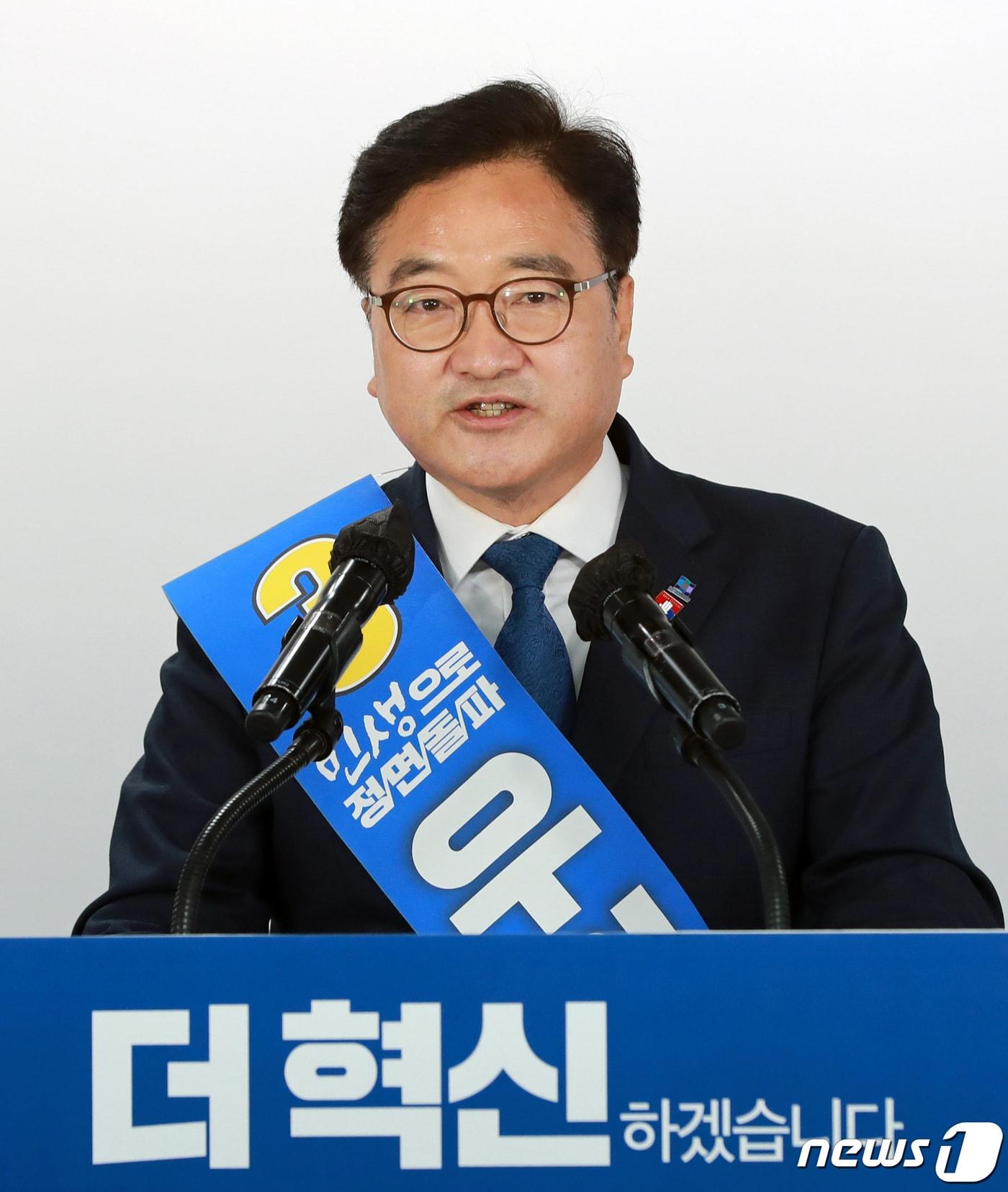 본문 이미지 - 더불어민주당 당대표 경선에 나선 우원식후보가 26일 오후 서울 여의도 중앙당사에서 열린 수도권 합동연설회에서 지지를 호소하고 있다. 2021.4.26/뉴스1 ⓒ News1 구윤성 기자