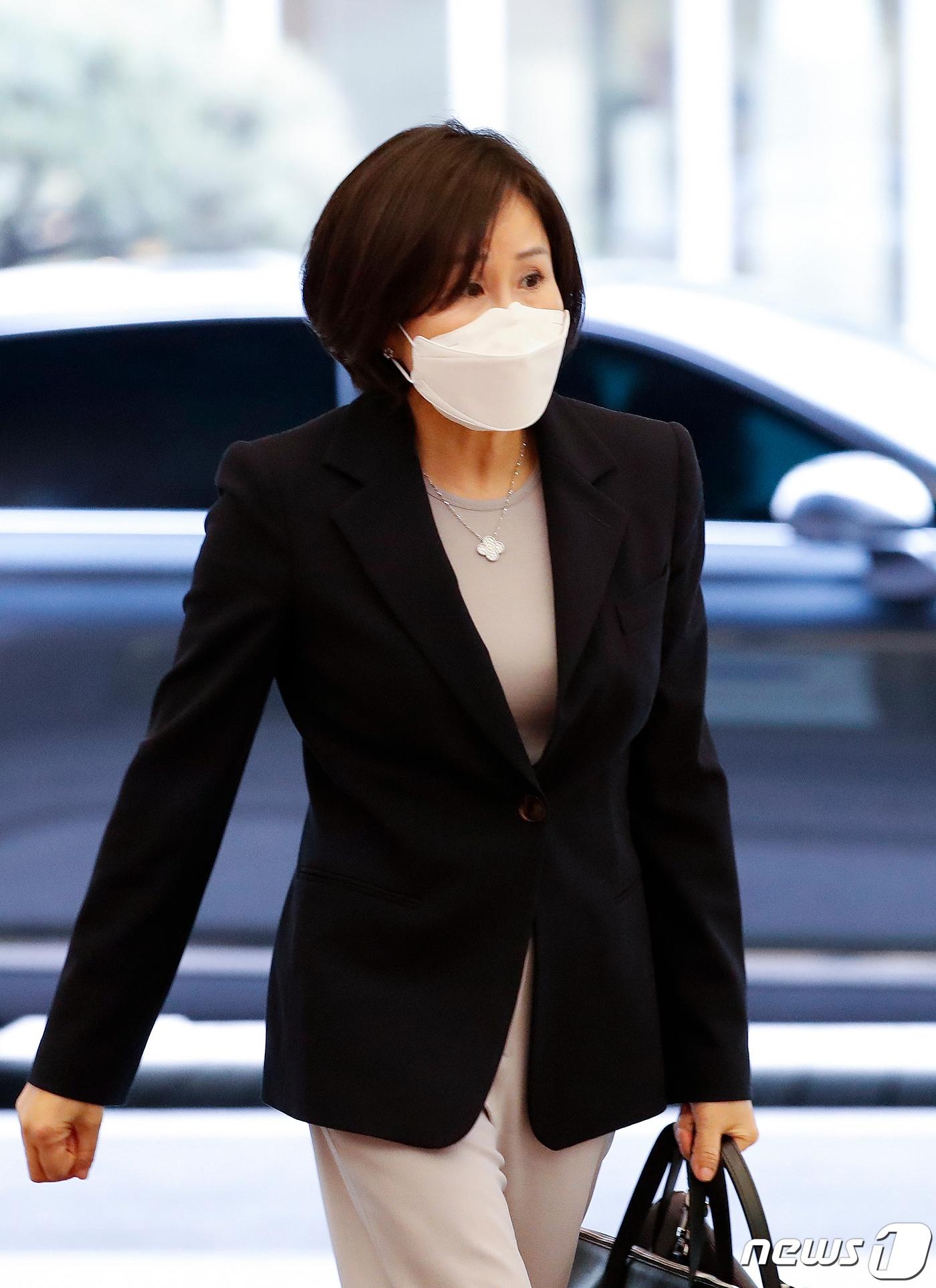 본문 이미지 - 유명순 씨티은행장이 26일 오후 서울 중구 은행회관에서 열린 은행연합회 정기 이사회 참석을 위해 발걸음을 옮기고 있다. 2021.4.26/뉴스1 ⓒ News1 이승배 기자