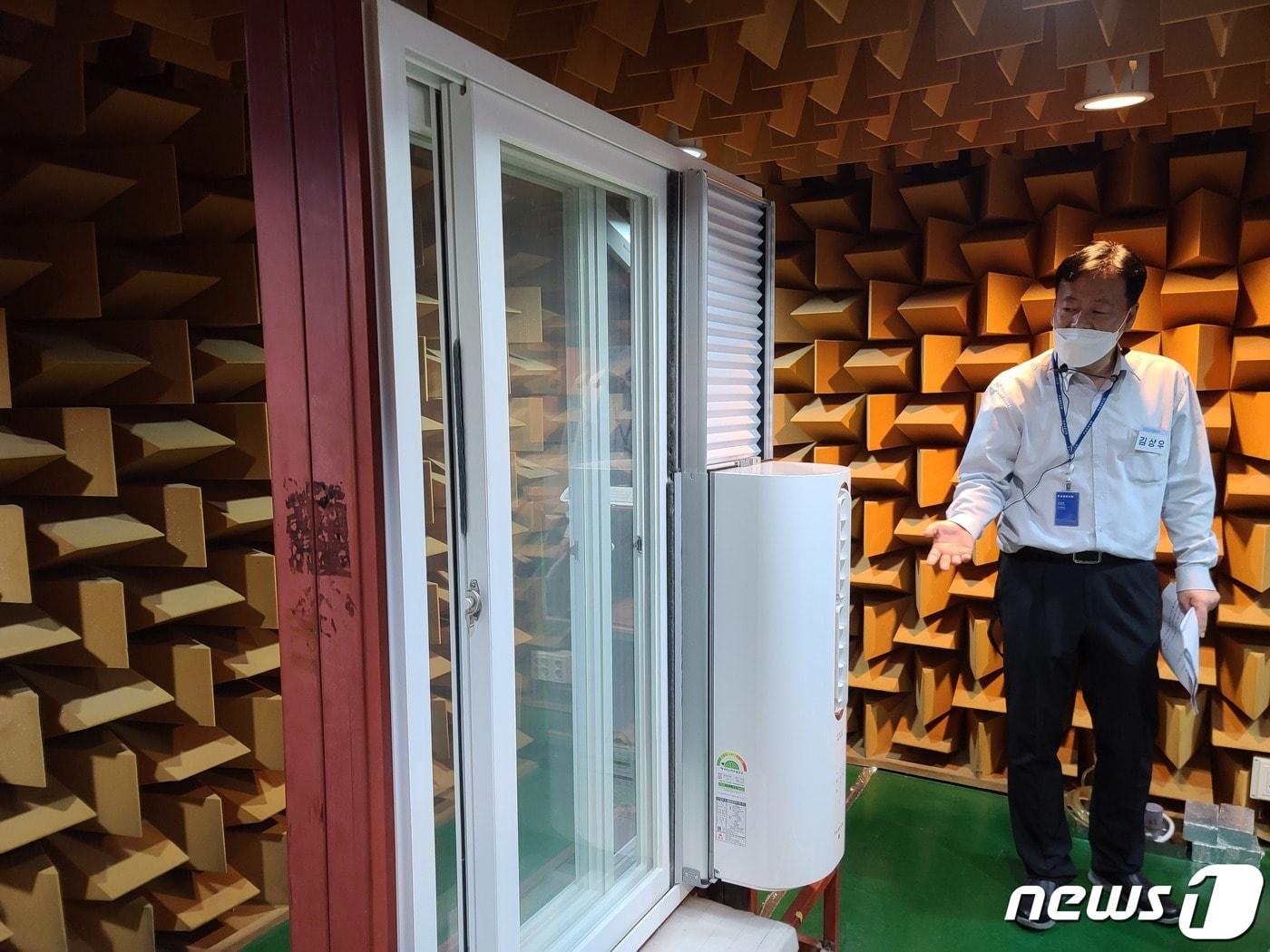 본문 이미지 - 김상우 파세코 사업부장이 경기 안산 본사 소음실험실에서 창문형 에어컨3을 설명하고 있다. ⓒ 뉴스1 조현기 기자
