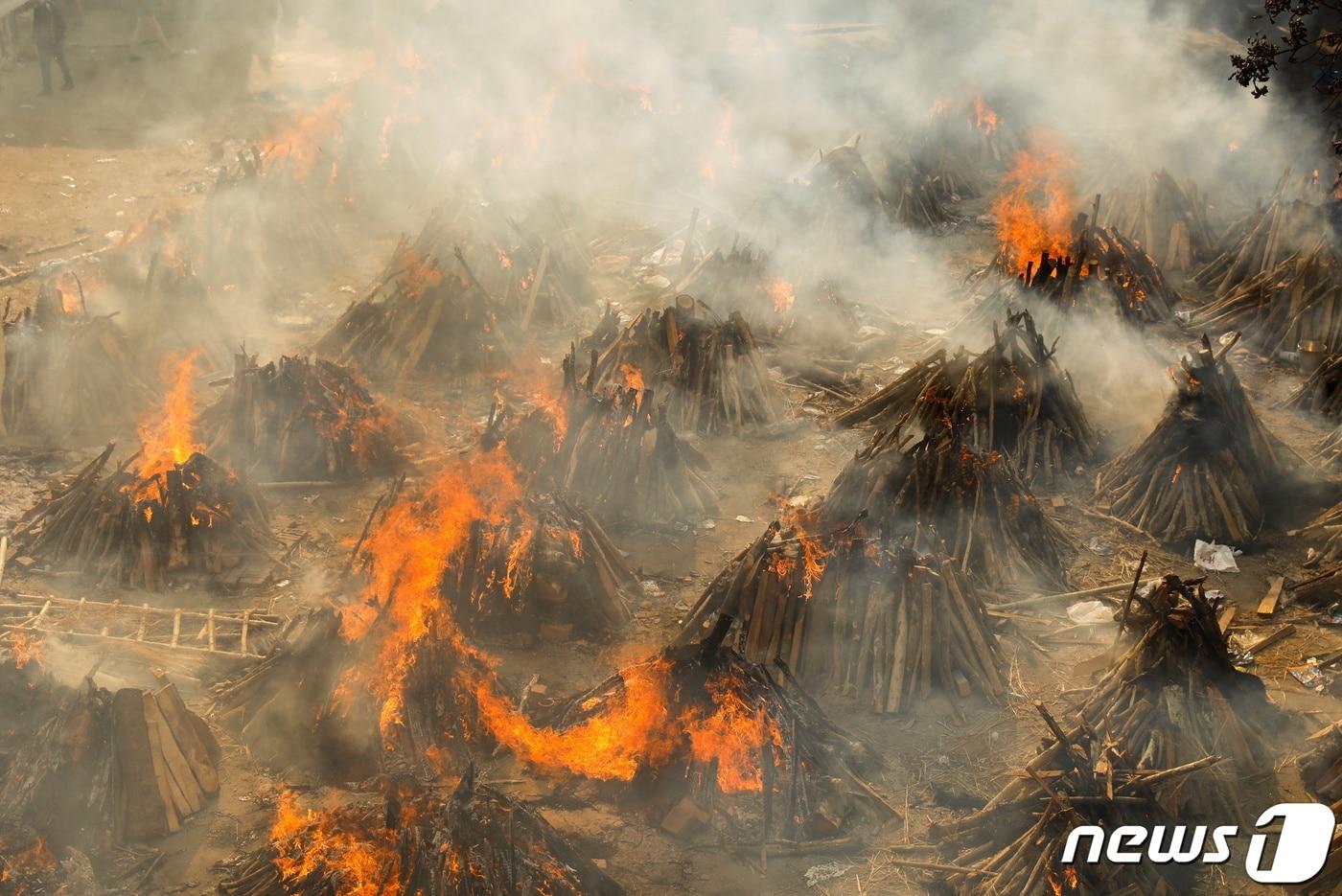 본문 이미지 - 26일 인도 뉴델리의 한 화장터에서 시신들이 집단으로 화장되고 있다. ⓒ 로이터=뉴스1 ⓒ News1 박형기 기자