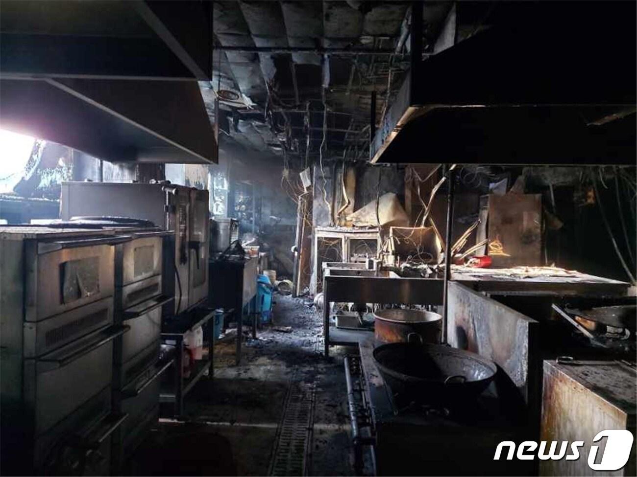 본문 이미지 - 화재가 발생한 음식점 내부의 모습.(소방청 제공)ⓒ 뉴스1
