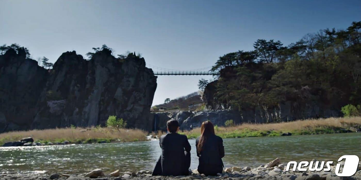 본문 이미지 - 27일 충북 충주 대소원면에 있는 수주팔봉 유원지가 최근 드라마 촬영, 인기 유튜버 방문 으로 인기를 더하고 있다. 사진은 빈센조 촬영 모습.(충주시 제공)2021.4.27/ⓒ 뉴스1