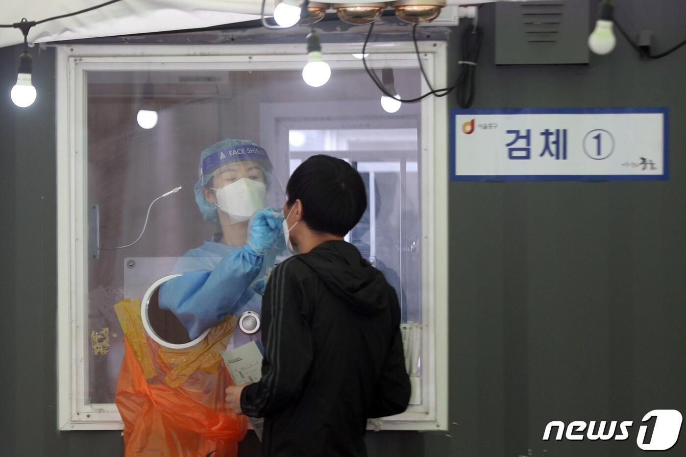 27일 서울 중구 서울역광장에 마련된 신종 코로나바이러스 감염증(코로나19) 임시선별진료소에서 시민이 검사를 받고 있다. /뉴스1 ⓒ News1 황기선 기자