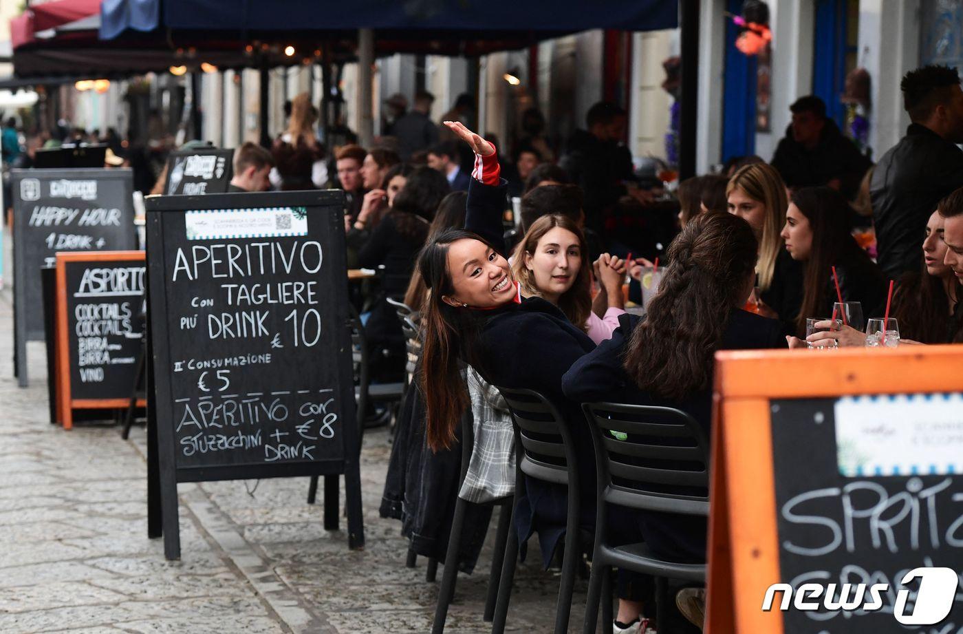 이탈리아 밀라노의 한 음식점 야외 테이블이 손님들로 붐비고 있다. ⓒ AFP=뉴스1 ⓒ News1 우동명 기자
