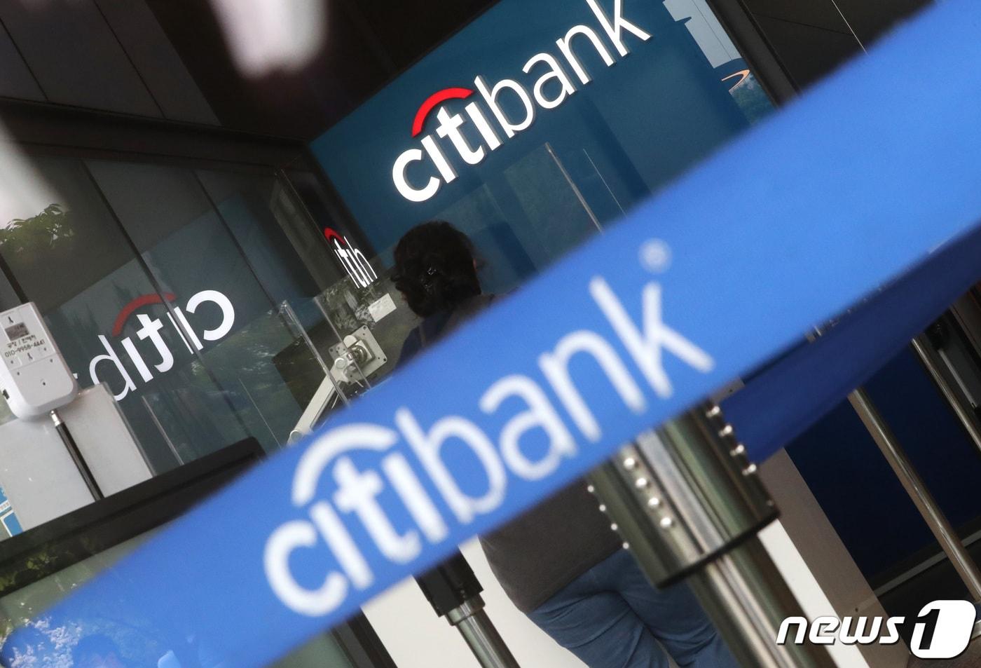 한국씨티은행이 27일 이사회를 열고 국내 소매금융 출구 전략에 대한 구체적인 방안을 논의한다. 지난 15일 씨티그룹이 한국을 포함한 13개국에서 소비자 영업 활동을 중단하기로 한 데 따른 것이다. 현재 금융권에선 씨티은행의 소매금융 부문 관련 통매각, 분리매각, 철수 등 3가지 시나리오가 제기된다. 사진은 27일 서울 종로구 새문안로 한국씨티은행 본사. 2021.4.27/뉴스1 ⓒ News1 이성철 기자