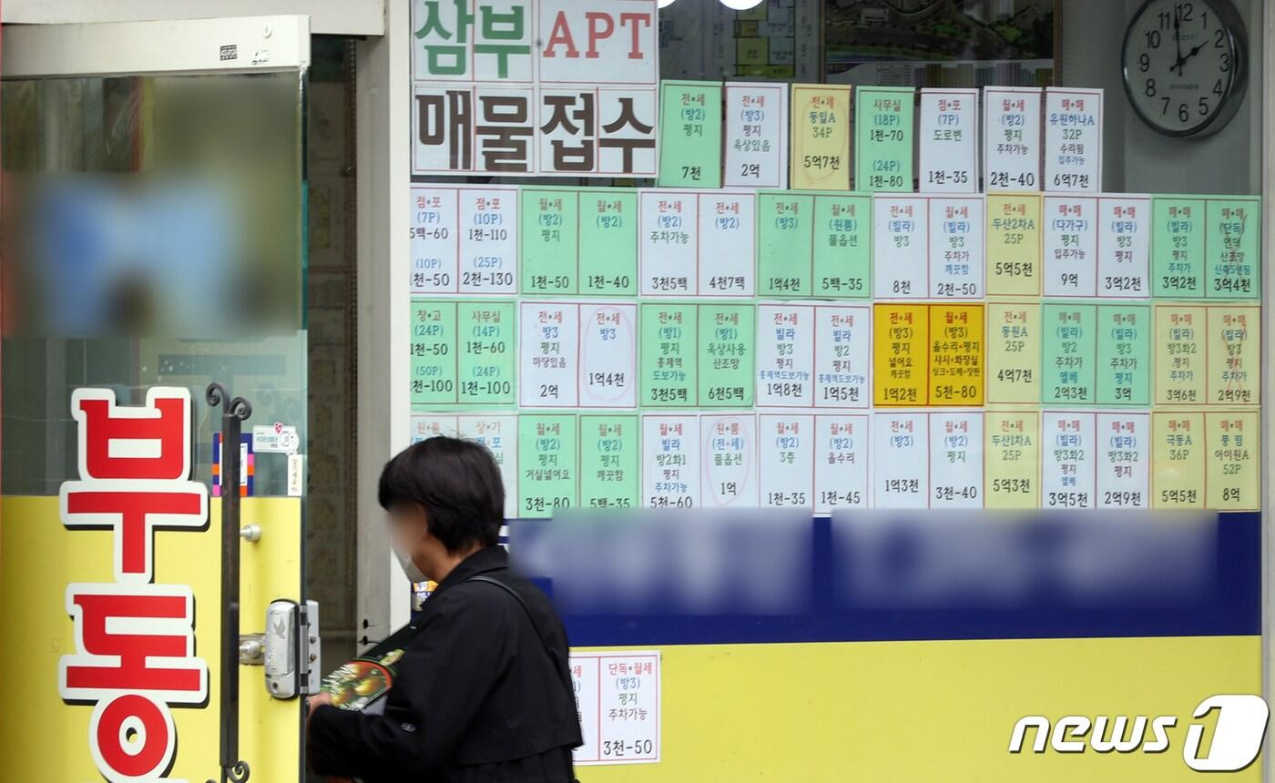 서울시내 한 공인중개사 사무소에 매물 전단이 붙어있다. 2021.4.27/뉴스1 ⓒ News1 황기선 기자