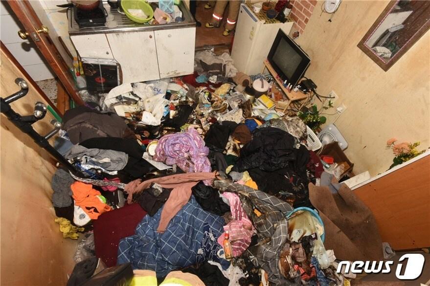 본문 이미지 - 27일 화재가 발생한 서울시 관악구 신림동의 한 고시텔. 간이스프링클러가 작동하면서 대형화재로 이어지지 않았다.(소방청 제공)ⓒ 뉴스1